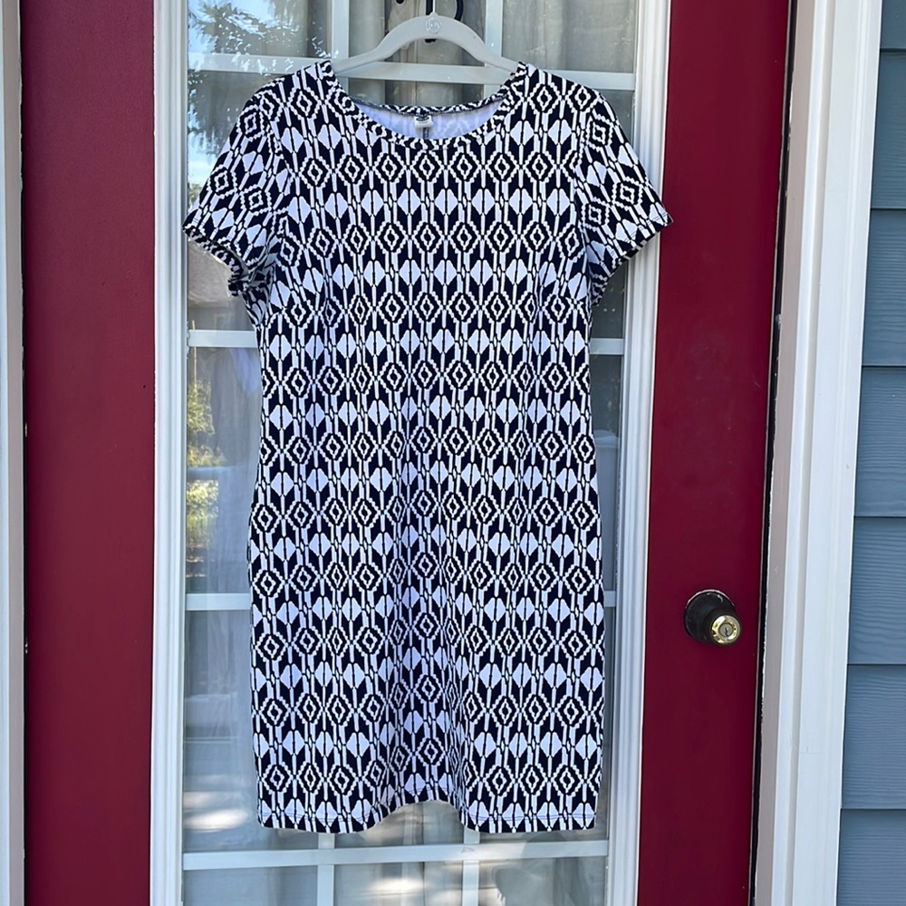 Old navy black & white stretchy 93 % cotton short sleeve dress. Sz L